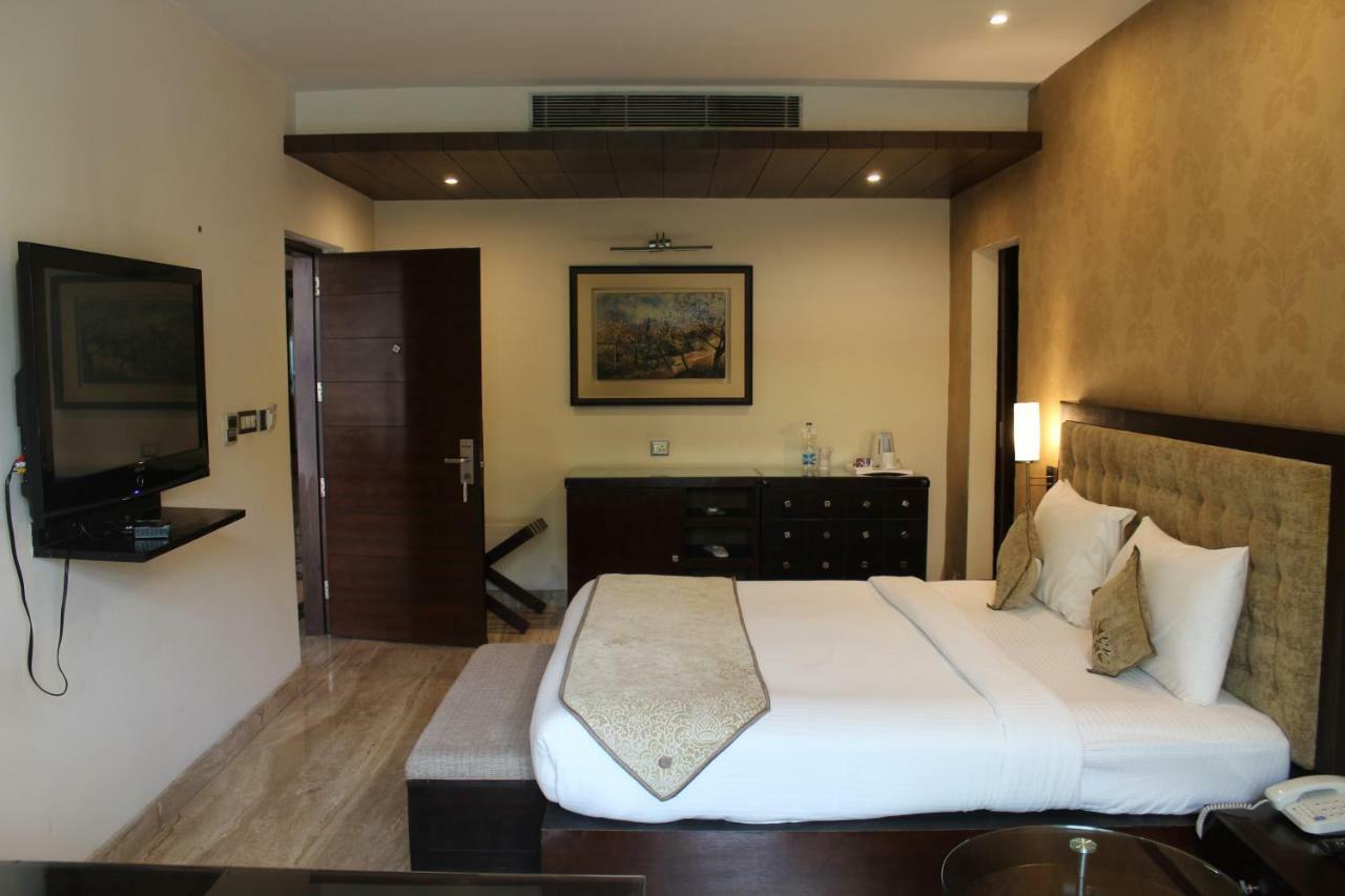 รอยัล เรสซิเดนซ์ สวีท Hotel คูร์เคาน์ ภายนอก รูปภาพ