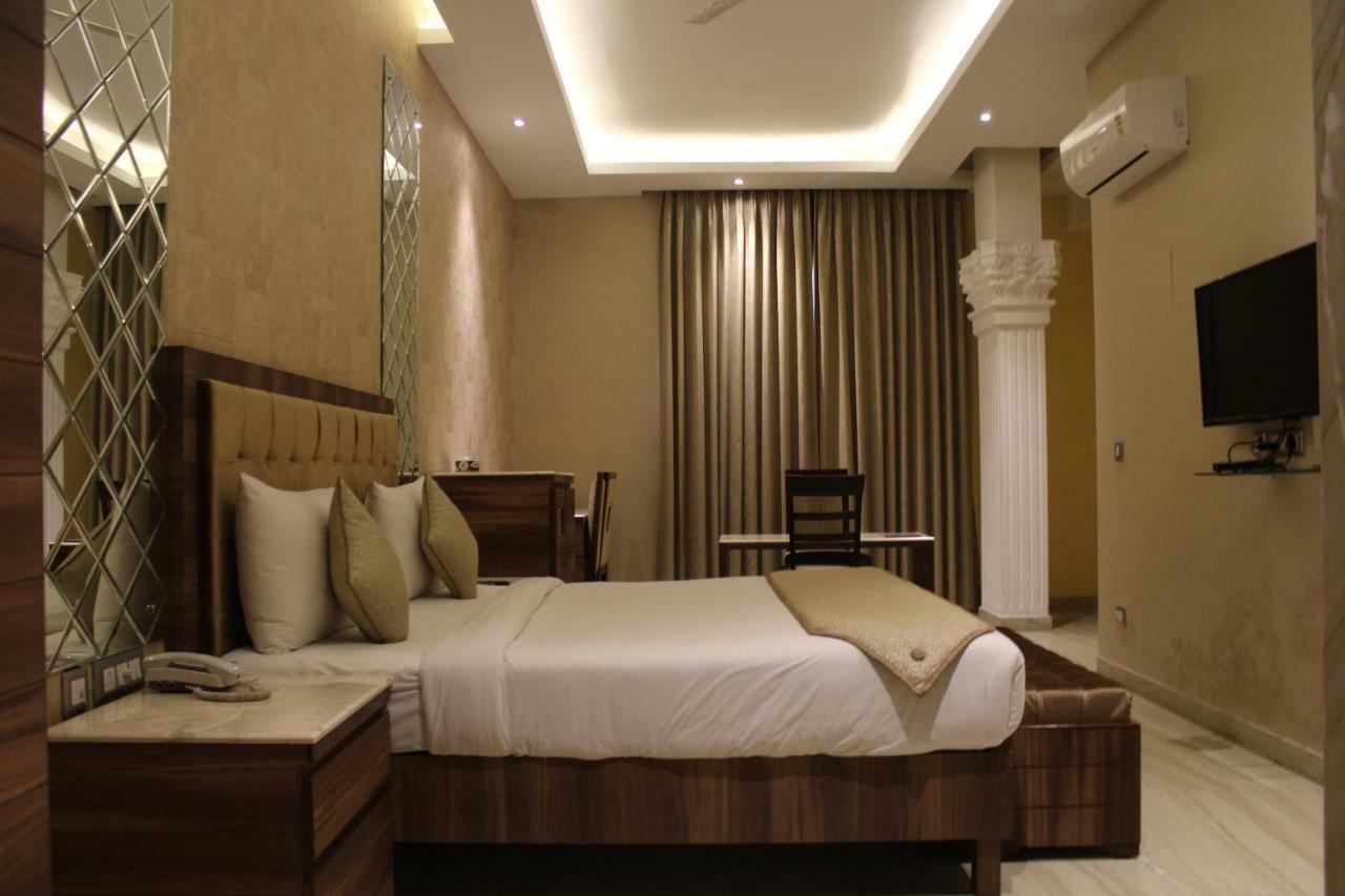 รอยัล เรสซิเดนซ์ สวีท Hotel คูร์เคาน์ ภายนอก รูปภาพ