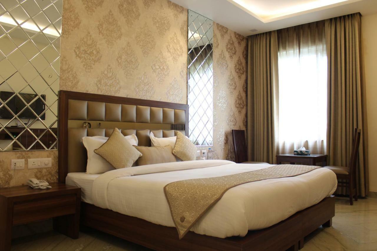 รอยัล เรสซิเดนซ์ สวีท Hotel คูร์เคาน์ ภายนอก รูปภาพ