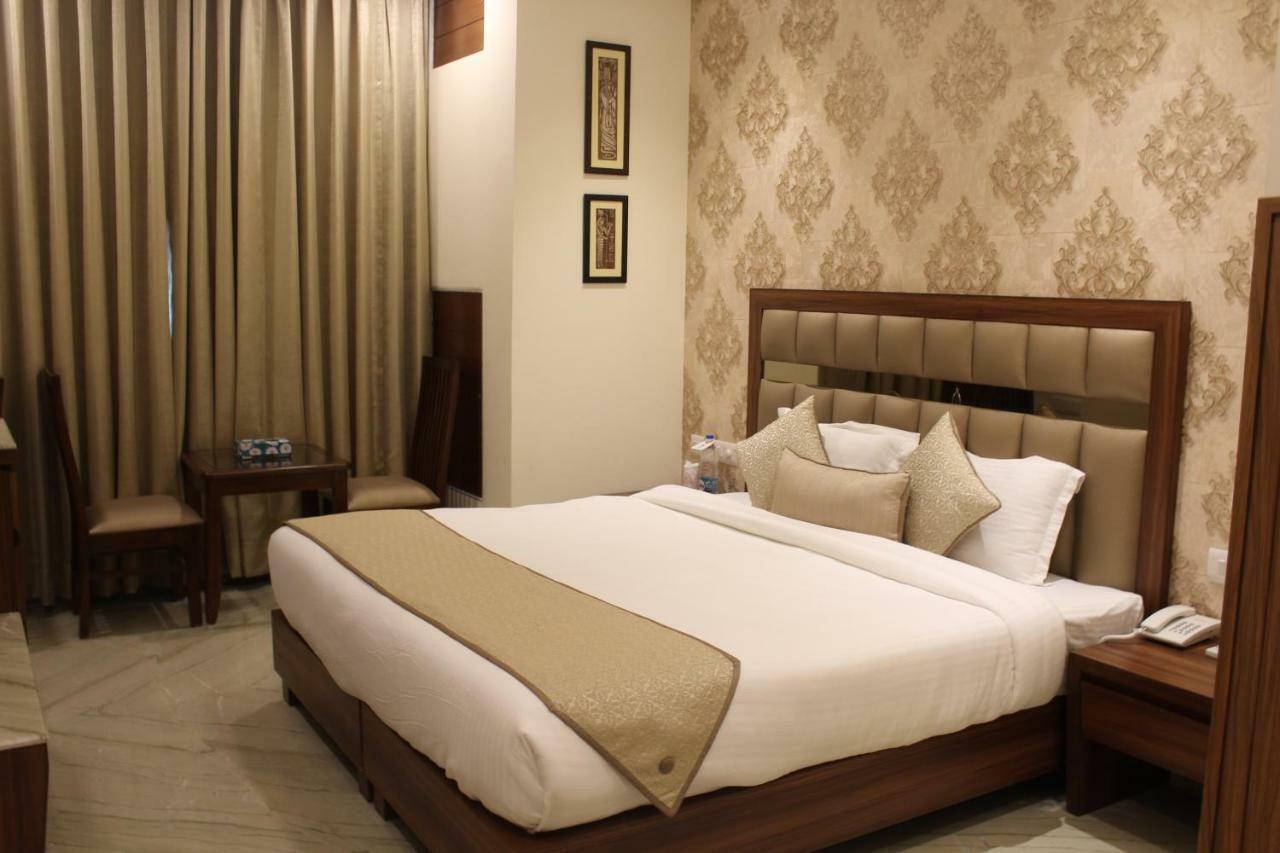 รอยัล เรสซิเดนซ์ สวีท Hotel คูร์เคาน์ ภายนอก รูปภาพ