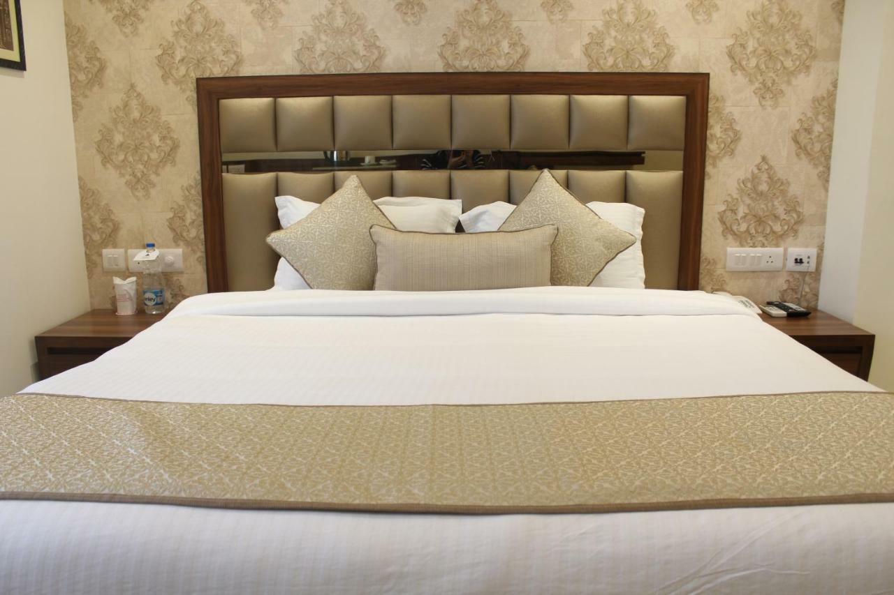 รอยัล เรสซิเดนซ์ สวีท Hotel คูร์เคาน์ ภายนอก รูปภาพ