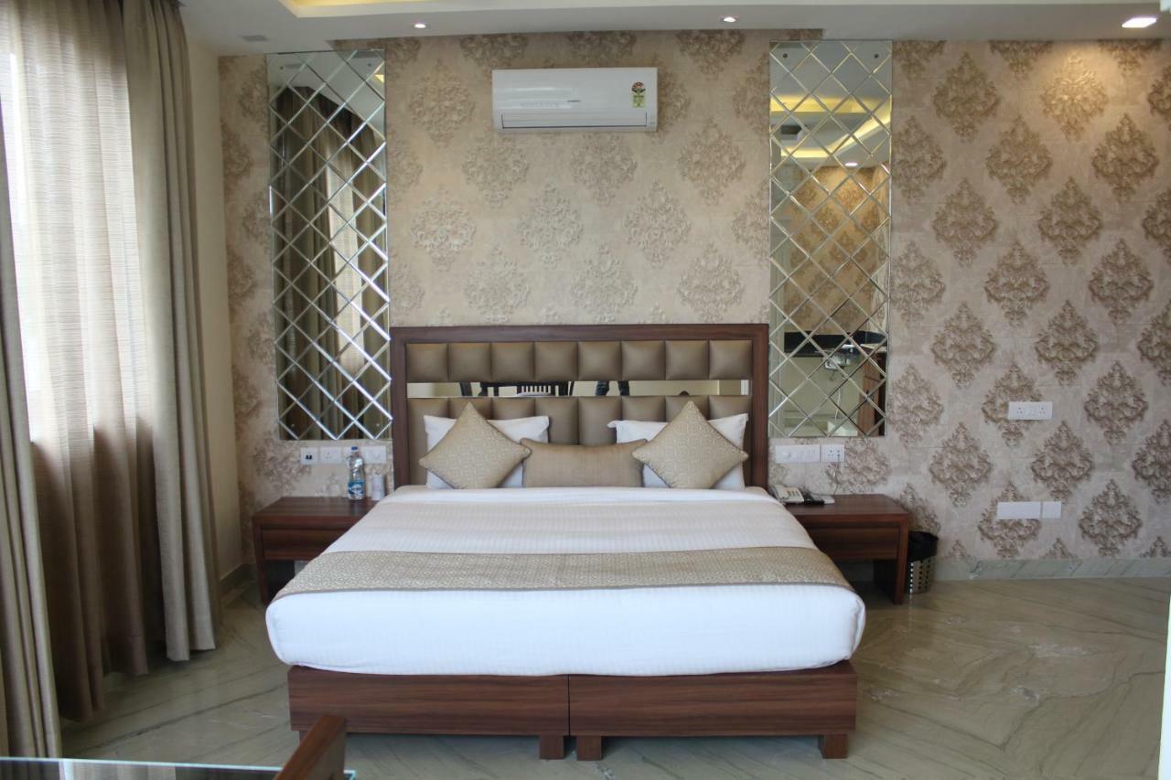 รอยัล เรสซิเดนซ์ สวีท Hotel คูร์เคาน์ ภายนอก รูปภาพ